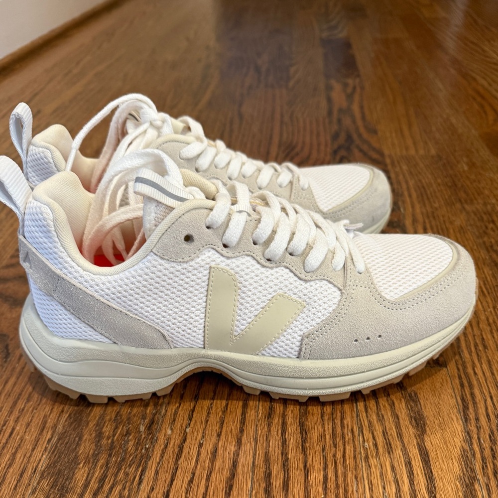 Veja Women's Sneakers/Venturi Alveomesh White Pierre Natural